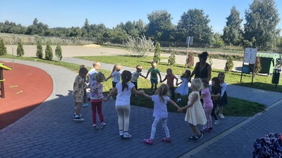 dzieci bawiące się na placu przedszkolnym