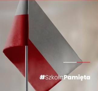 hasło szkoła pamięta na tle flagi biało-czerwonej