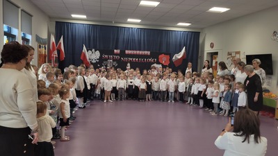 wszystkie dzieci z przedszkola stoją na baczność do hymnu