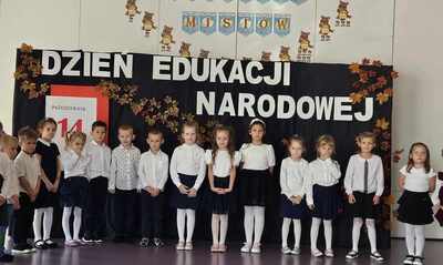 DZIECI STJĄ NA TLE DEKORACJI 