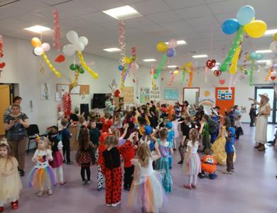 bal karnawałowy , dzieci przebrane w różne kostiumy tańczą na sali