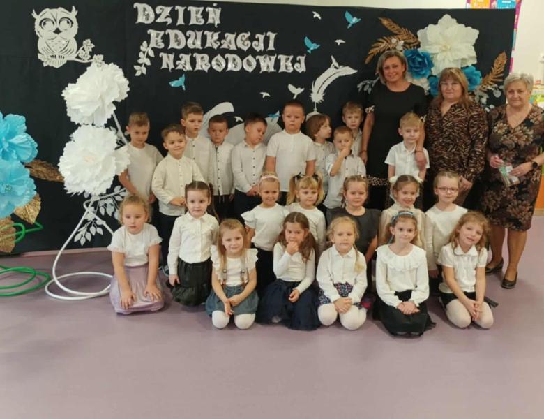 grupa dzieci w strojach galowych