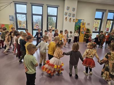 taniec dzieci na jesiennym balu 