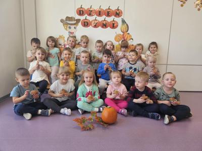 grupa maluszków siedząca z babeczkami