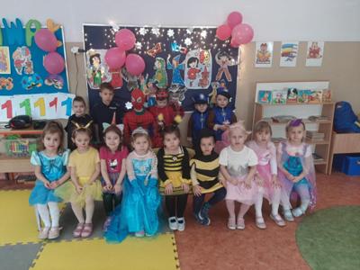 zdjęcie grupowe dzieci poprzebierane w stroje baśniowe