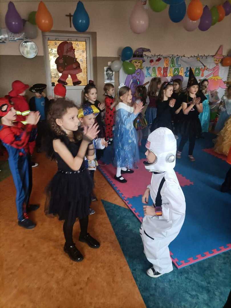 Grupka tańczących dzieci