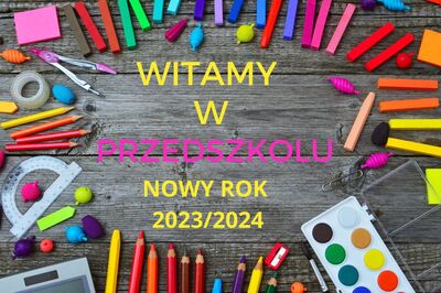 NA SZARYM TLE Z KOLOROWYMI KREDKAMI NAPIS WITAMY W PRZEDSZKOLU