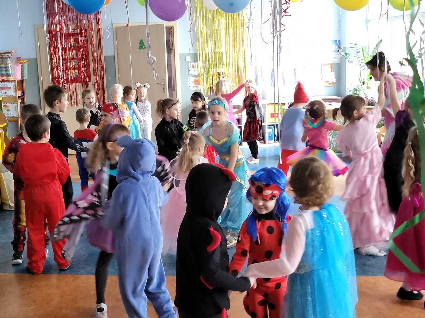 tańcząca grupa dzieci w strojach karnawałowych