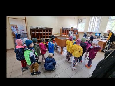 Przedszkolaki zapoznały się z poszczególnymi etapami pracy na poczcie. 