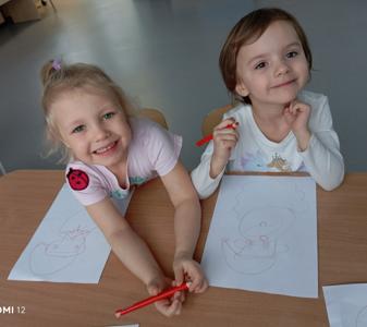 Dziewczynki rysują portret św. Mikołaja