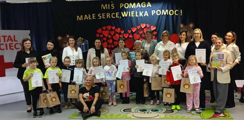 Zdjęcie pamiątkowe uczestników gminnego konkursu i honorowych gości biorących udział w wydarzeniu