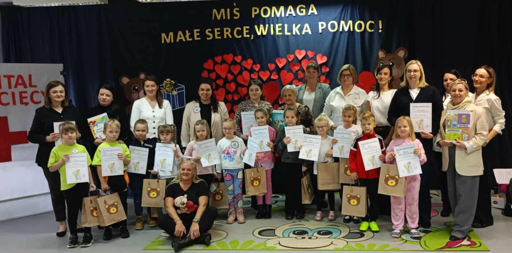 Zdjęcie pamiątkowe uczestników gminnego konkursu i honorowych gości biorących udział w wydarzeniu