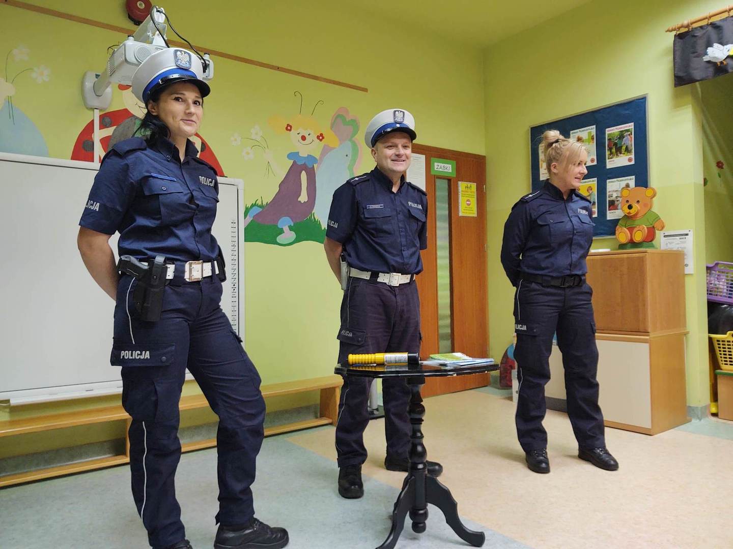 Troje funkcjonariuszy policji podczas spotkania z dziećmi.