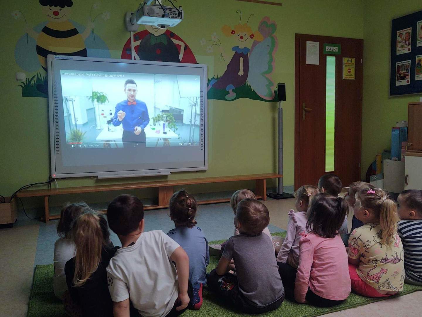 Dzieci z grupy "Żabki" oglądają film edukacyjny.
