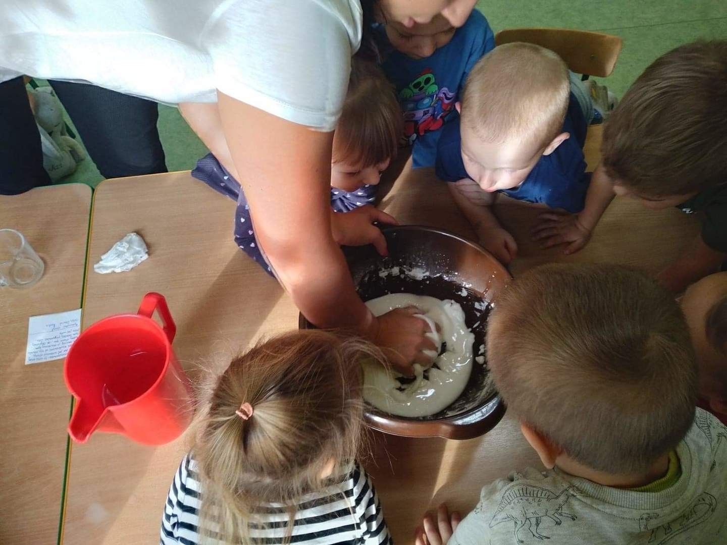 Dzieci obserwują wyrabianie cieczy newtonowskiej.