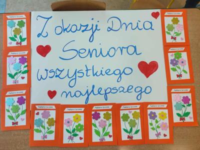 Zdjęcie przedstawiające laurki wykonane przez dzieci z okazji Dnia Seniora. 