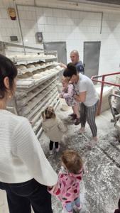 Dzieci zwiedzają piekarnie.