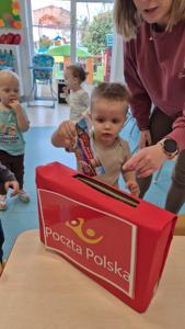 Franek wrzuca pocztówkę do skrzynki.