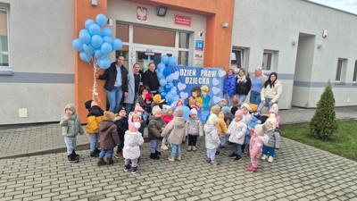 Dzieci puszczają balonik z helem do nieba.