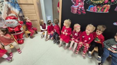 Dzieci czekają na Mikołaja.