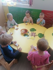 Każdy Elfik otrzymuje na talerzyku dużą porcję warzyw i wiele innych smakołyków.