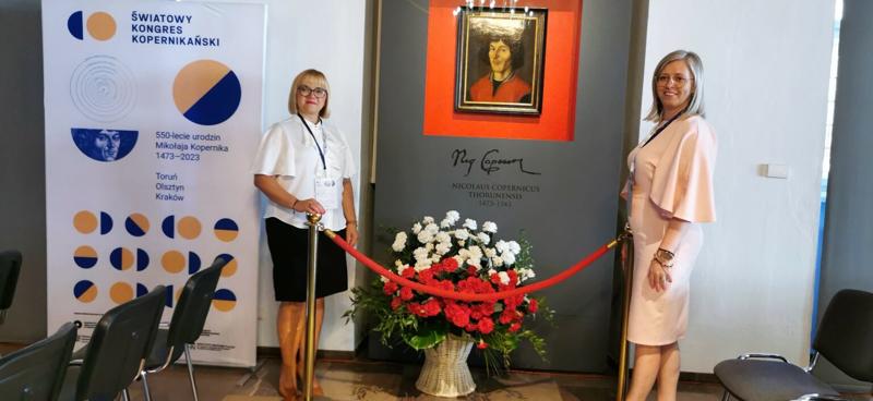 Pani dyrektor Barbara Grabowska i Pani z-ca dyrektora Aneta Kosek podczas uroczystości wręczenia certyfikatów.
