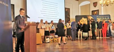 Pani dyrektor Barbara Grabowska i Pani z-ca dyrektora Aneta Kosek podczas uroczystości wręczenia certyfikatów.