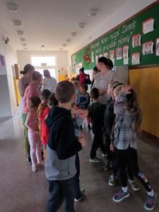 Zabawy i zadania z Kopernikiem w filii w Szczawinie w ramach programu "Szkoła Przyjaciół Kopernika"