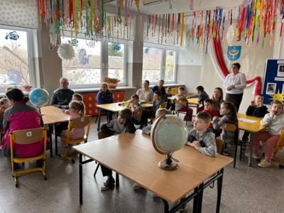 Zabawy i zadania z Kopernikiem w filii w Szczawinie w ramach programu "Szkoła Przyjaciół Kopernika"