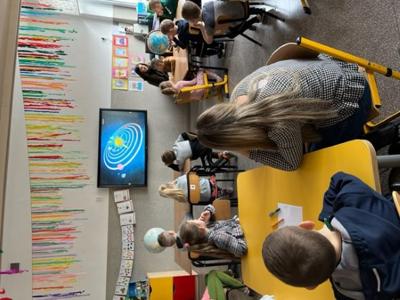 Zabawy i zadania z Kopernikiem w filii w Szczawinie w ramach programu "Szkoła Przyjaciół Kopernika"