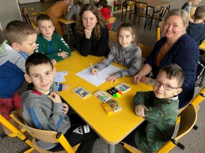 Zabawy i zadania z Kopernikiem w filii w Szczawinie w ramach programu "Szkoła Przyjaciół Kopernika"