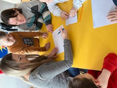 Zabawy i zadania z Kopernikiem w filii w Szczawinie w ramach programu "Szkoła Przyjaciół Kopernika"