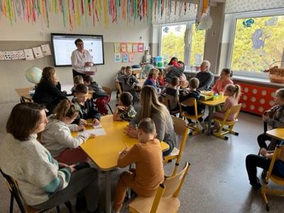 Zabawy i zadania z Kopernikiem w filii w Szczawinie w ramach programu "Szkoła Przyjaciół Kopernika"