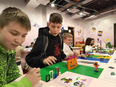 Wycieczka do Warszawy na wystawę klocków LEGO i kina Helios