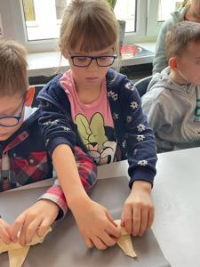 Klasa 0a odbyła kolejną podróż z programem „Podróże małe i duże z Koziołkiem Matołkiem”.