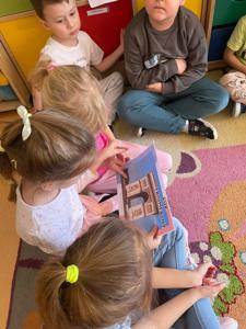 Klasa 0a odbyła kolejną podróż z programem „Podróże małe i duże z Koziołkiem Matołkiem”.