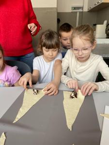 Klasa 0a odbyła kolejną podróż z programem „Podróże małe i duże z Koziołkiem Matołkiem”.
