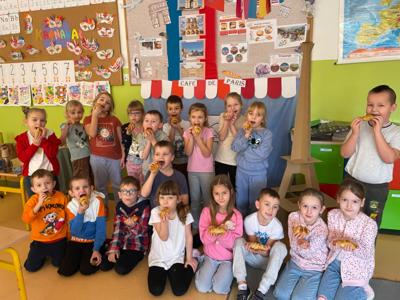 Klasa 0a odbyła kolejną podróż z programem „Podróże małe i duże z Koziołkiem Matołkiem”.