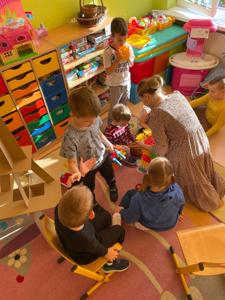Klasa 0a odbyła kolejną podróż z programem „Podróże małe i duże z Koziołkiem Matołkiem”.