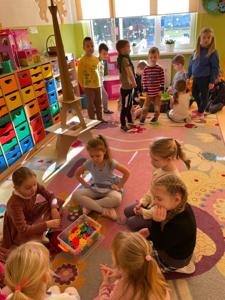Klasa 0a odbyła kolejną podróż z programem „Podróże małe i duże z Koziołkiem Matołkiem”.