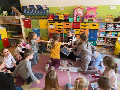 Klasa 0a odbyła kolejną podróż z programem „Podróże małe i duże z Koziołkiem Matołkiem”.