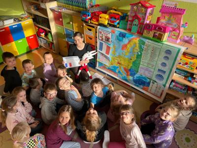 Klasa 0a odbyła kolejną podróż z programem „Podróże małe i duże z Koziołkiem Matołkiem”.