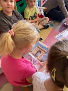 Klasa 0a odbyła kolejną podróż z programem „Podróże małe i duże z Koziołkiem Matołkiem”.