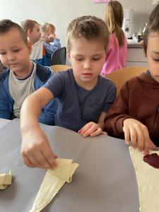 Klasa 0a odbyła kolejną podróż z programem „Podróże małe i duże z Koziołkiem Matołkiem”.