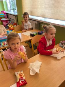 Klasa 0a odbyła kolejną podróż z programem „Podróże małe i duże z Koziołkiem Matołkiem”.