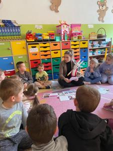 Klasa 0a odbyła kolejną podróż z programem „Podróże małe i duże z Koziołkiem Matołkiem”.