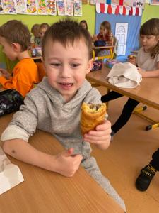 Klasa 0a odbyła kolejną podróż z programem „Podróże małe i duże z Koziołkiem Matołkiem”.