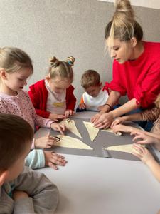 Klasa 0a odbyła kolejną podróż z programem „Podróże małe i duże z Koziołkiem Matołkiem”.