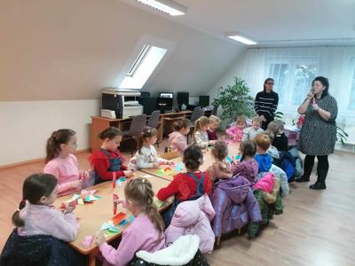 Udział oddziałów przedszkolnych w warsztatach bożonarodzeniowych zorganizowanych przez Gminna Bibliotekę Publiczną w Goworowie. 