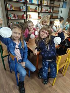 Udział oddziałów przedszkolnych w warsztatach bożonarodzeniowych zorganizowanych przez Gminna Bibliotekę Publiczną w Goworowie. 